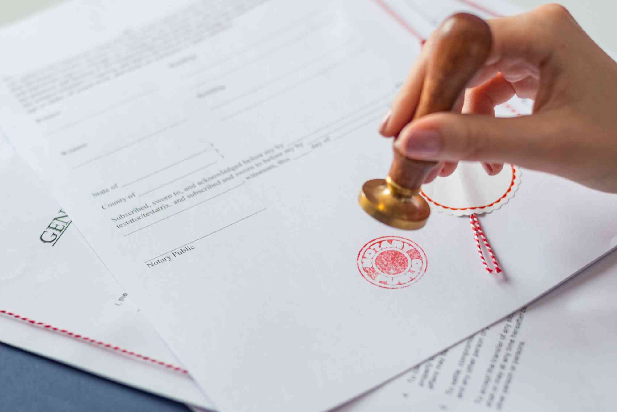 What is the difference between a public notary and a private notary in Dubai