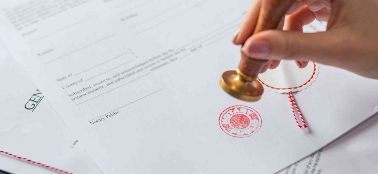 What is the difference between a public notary and a private notary in Dubai